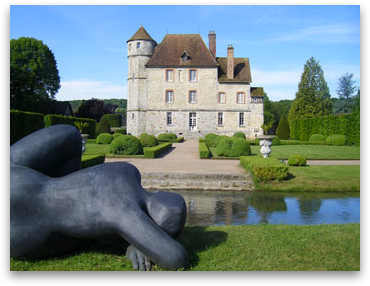 Sculpture de Volti face au Ch&acirc;teau de VASCOEUIL