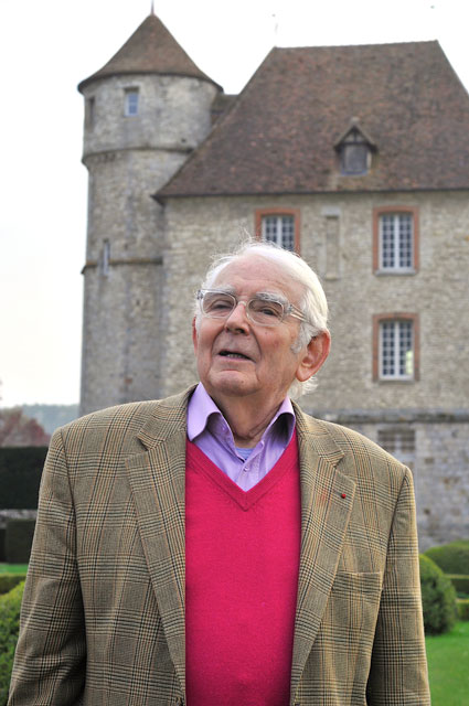 Maître François PAPILLARD devant le Château de Vascoeuil