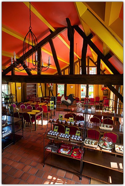 Restaurant du Château de Vascoeuil avec sa salle et ses accessoires